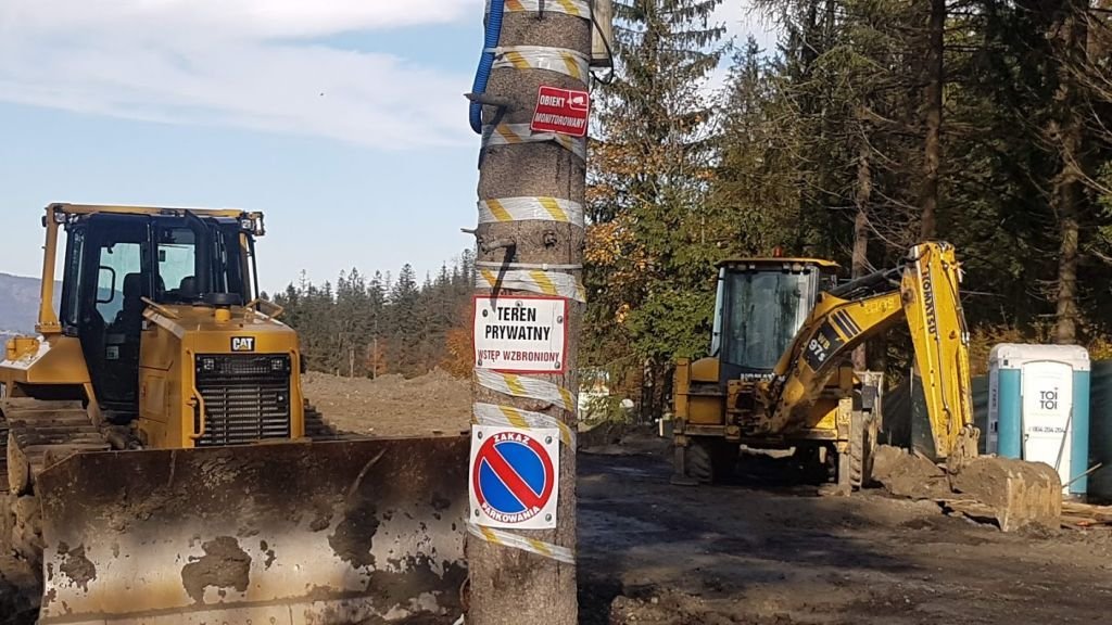 Śmiać się czy płakać? "Ekopark" w lesie