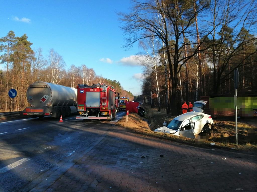 Wypadek na krajowej jedynce, życie straciły dwie osoby [AKTUALIZACJA]