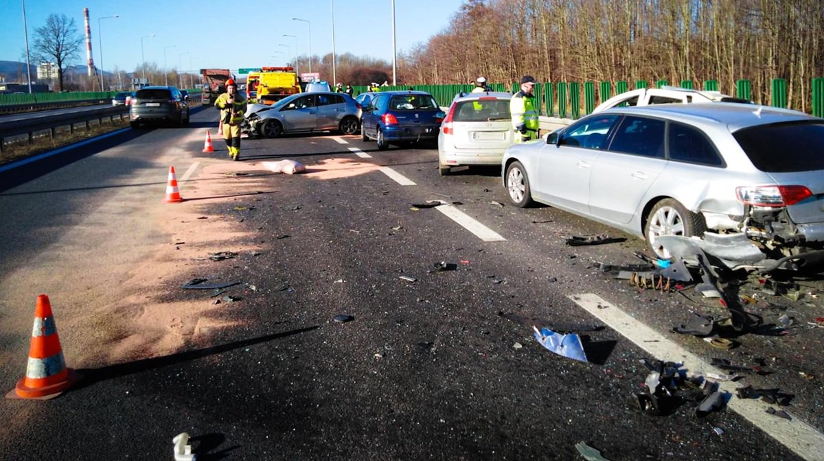 Karambol Z Udziałem Kilku Samochodów. Poważne Utrudnienia Na S-52