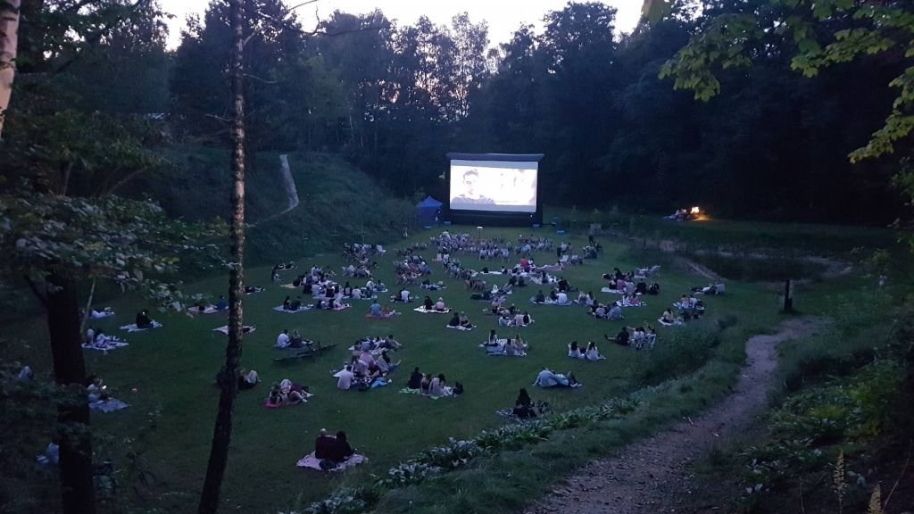 Oglądają Filmy W Plenerze. Jutro Będą Koncerty - Wiadomości - Radio BIELSKO