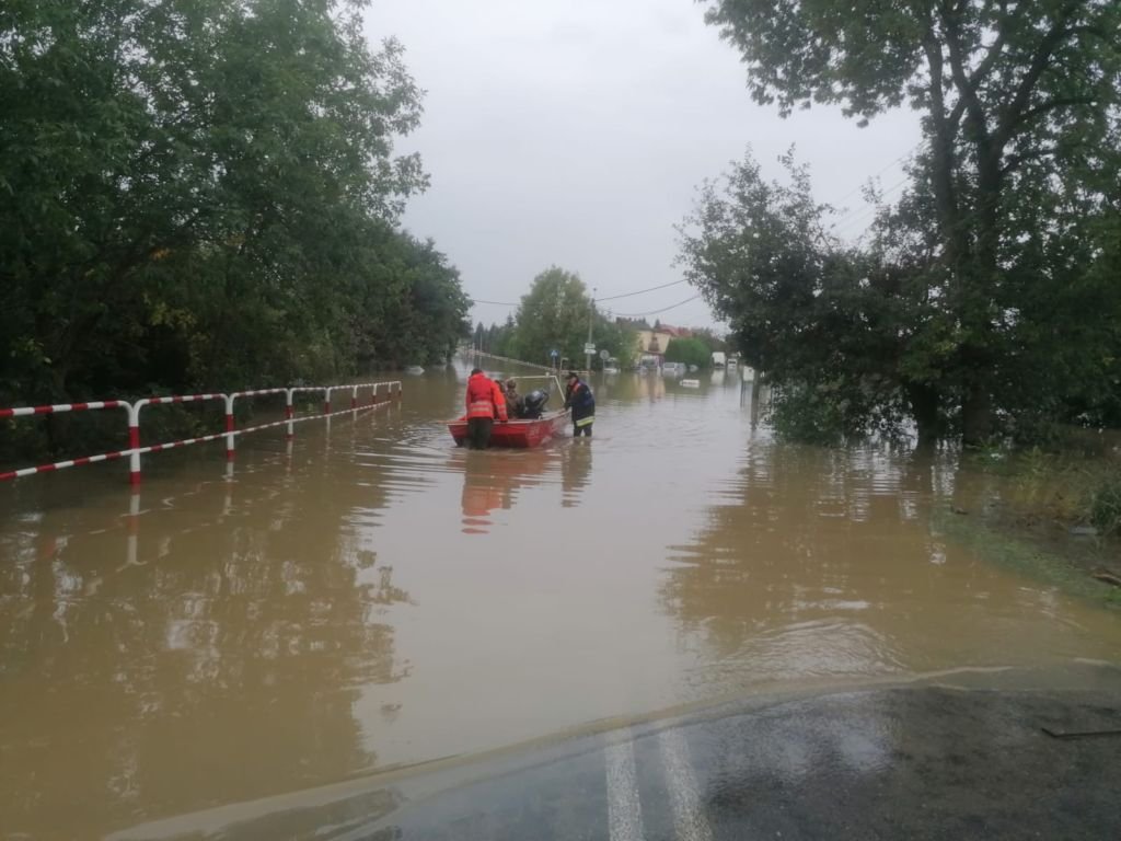 Setki zalanych domów. Do niektórych nadal docierają łodzie