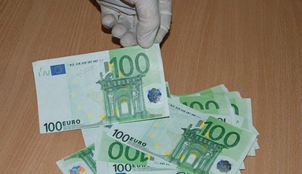 Fałszywe banknoty i woreczek z narkotykami