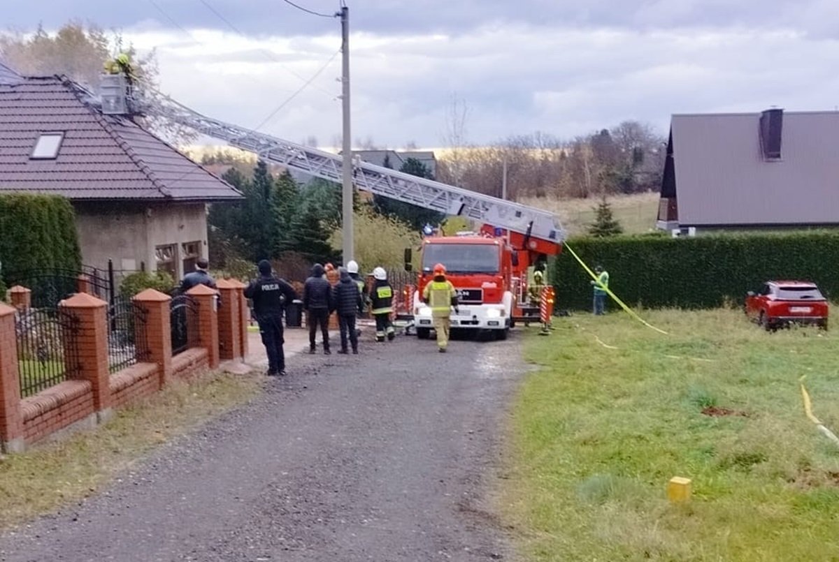 Pożar Budynku Jednorodzinnego. Dziewięć Zastępów W Akcji