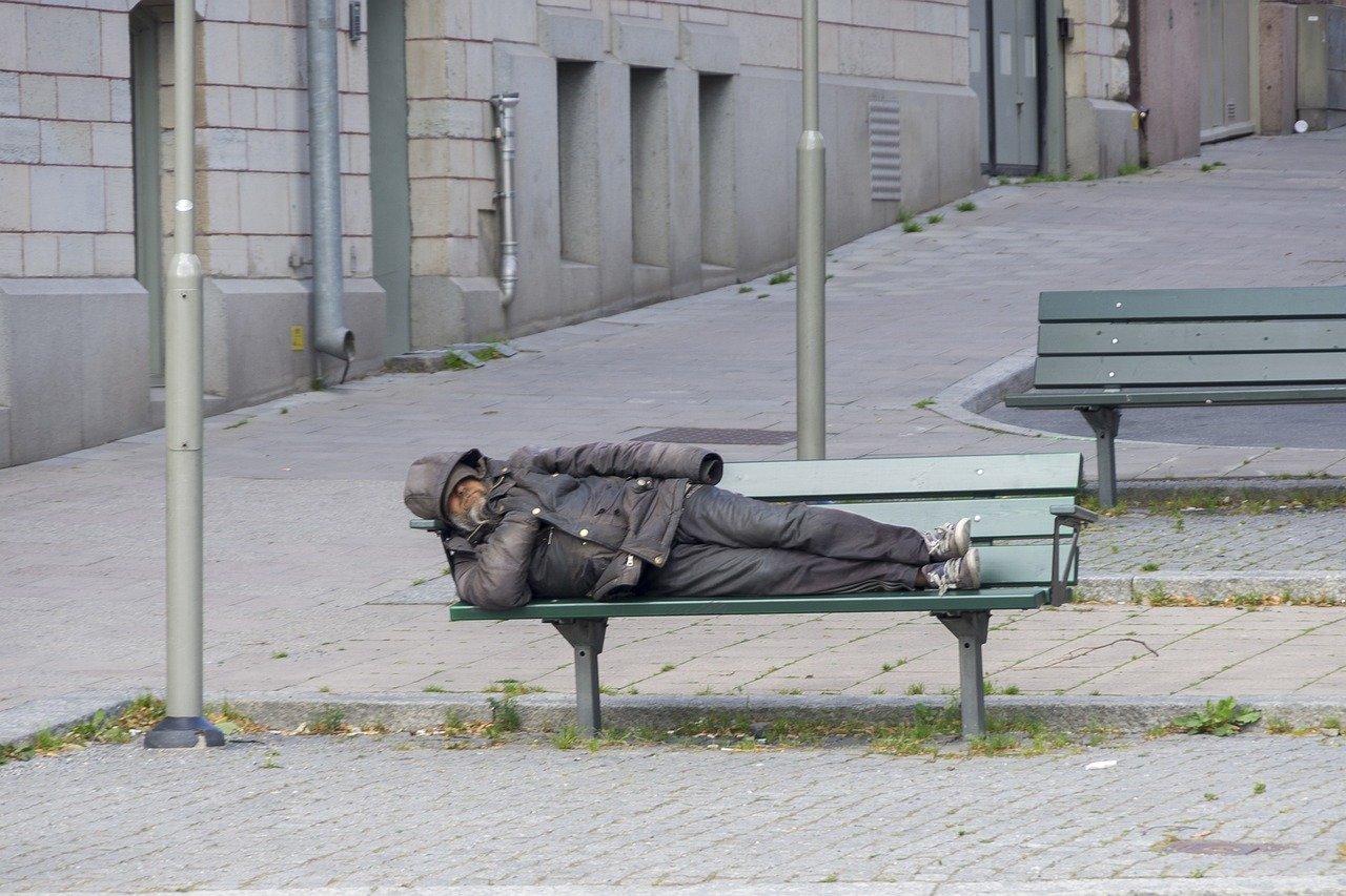 Jeden Leżał Na Chodniku, Drugi Krążył Po Jezdni