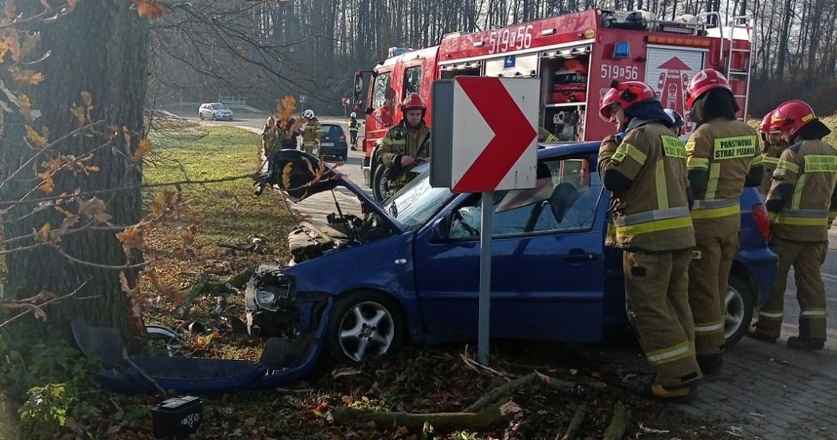 Auto Uderzyło W Drzewo, Kierowca W Szpitalu