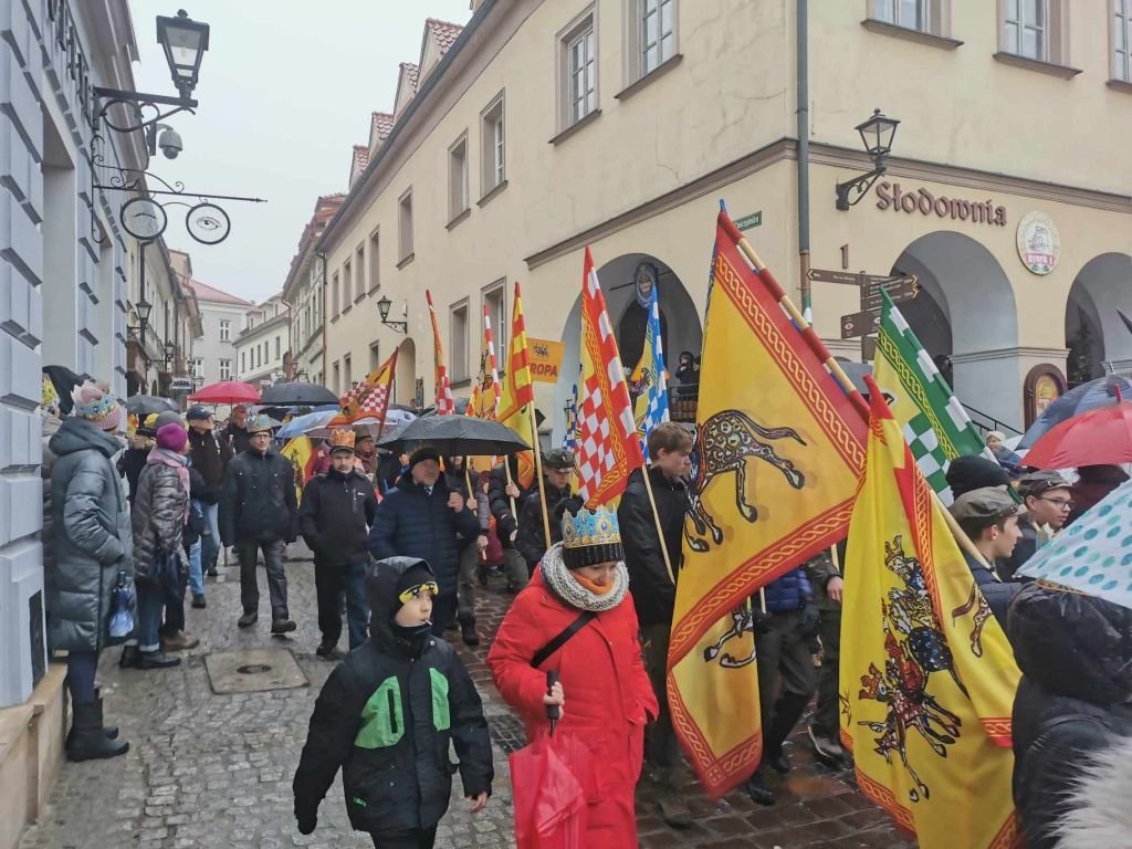 Msza Z Biskupem, Orszak Ulicami Miasta I Pokłon Na Placu