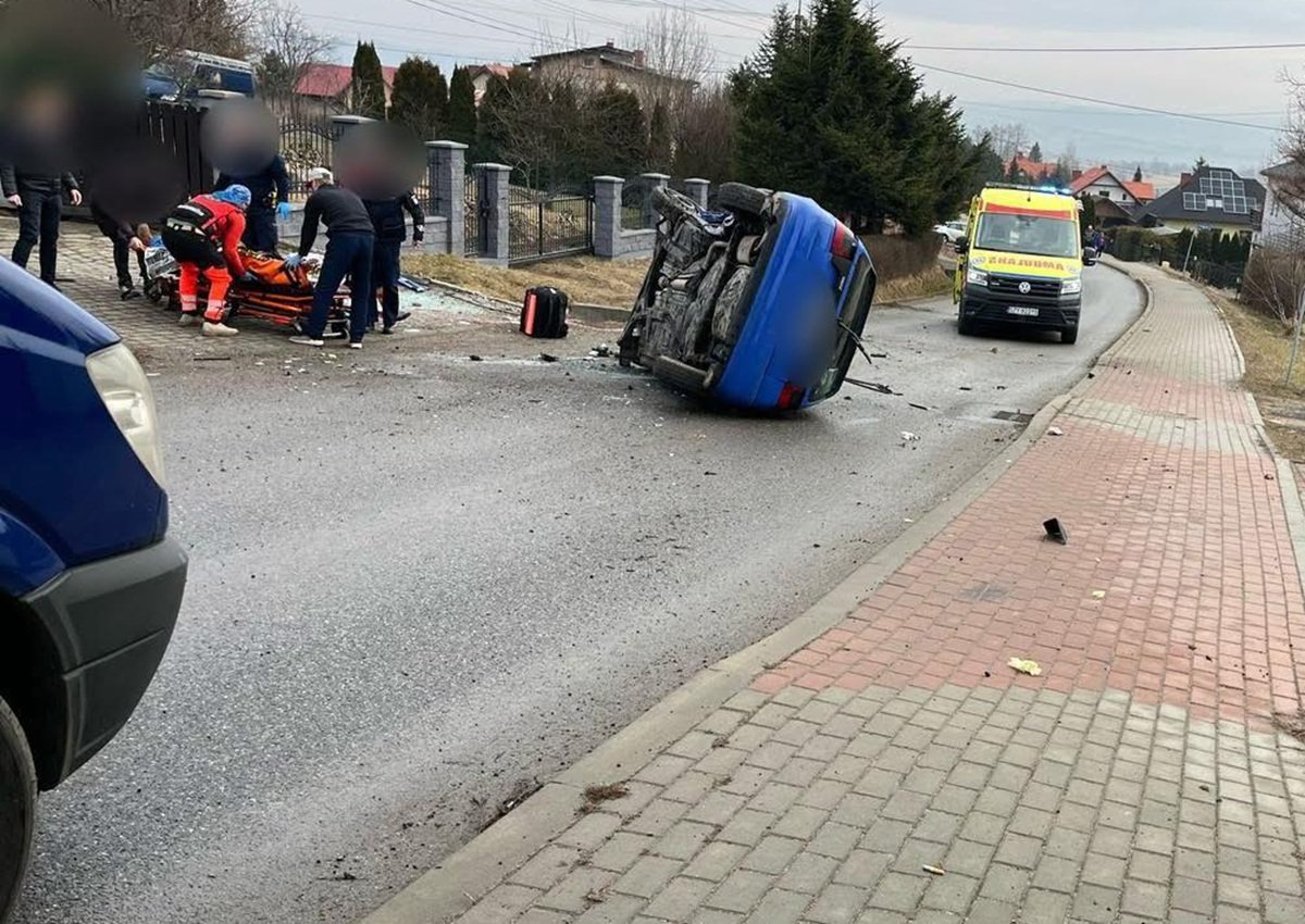 Samochód uderzył w przepust i dachował. Kierowca nie przeżył AKTUALIZACJA