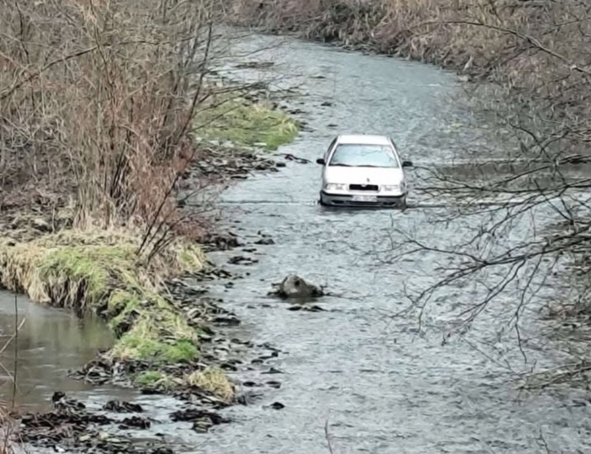 Skoda W Rzece. Właściciel Auta Nie Potrafił Tego Wyjaśnić