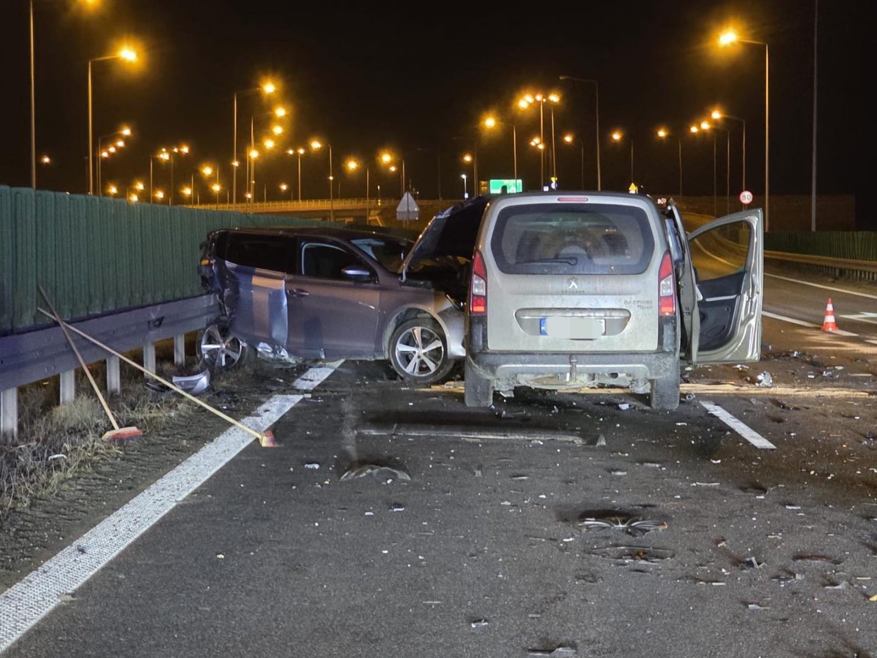 Peugeot Uderzył W Barierki. Tył Auta Skasowany Doszczętnie