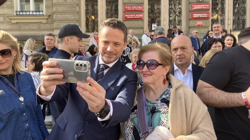 Rafał Trzaskowski Odwiedził Bielsko-Białą. Były Życzenia, Selfie, Padło Też Kilka Obietnic