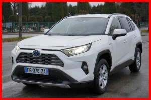 Toyota RAV4 2.5 Hybryda 176 KM. Automat 2019 rok klima, nawi, hak