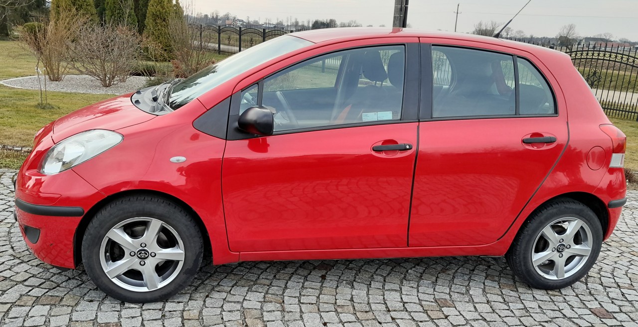 Toyota Yaris czerwona 1329cm3 101KM BEZWYPADKOWA POLSKI SALON